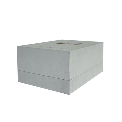 De dos piezas de encargo quitan la caja de reloj de la cartulina con la base ahuecada