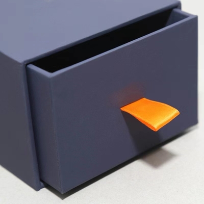 Las cajas de embalaje de los regalos de papel de la suposición de la cartulina ponen en contraste el color que resbala la caja de regalo del cajón