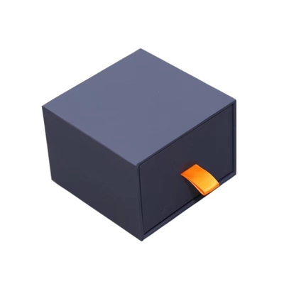 Las cajas de embalaje de los regalos de papel de la suposición de la cartulina ponen en contraste el color que resbala la caja de regalo del cajón